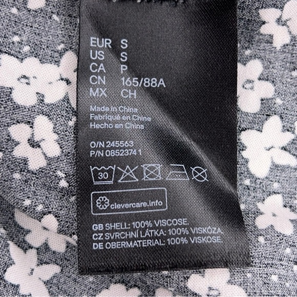 Small H&M Black White Floral Print Peasant Dress Smocked Waist Accent - Picture 12 of 13